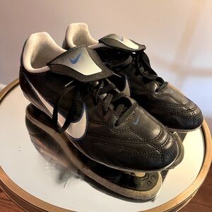 NIKE SOCCER CLEATS (KIDS)
